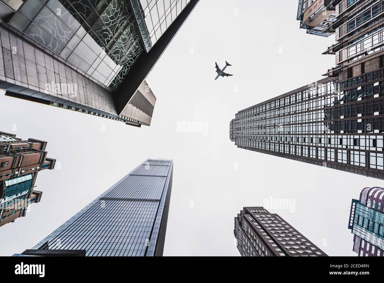 Da sotto di grattacieli sotto il cielo Foto Stock