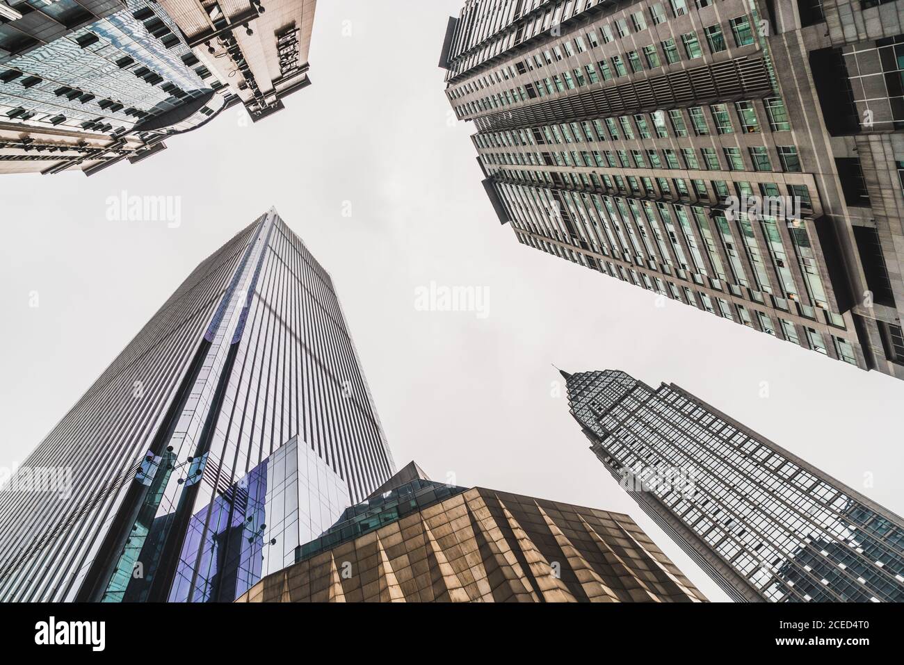 Da sotto di grattacieli sotto il cielo Foto Stock