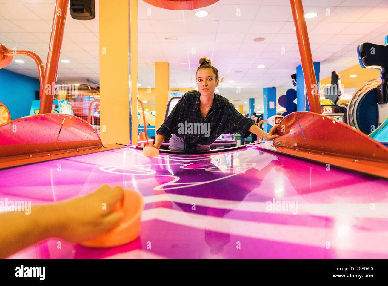 Donna che gioca su tavolo da hockey Foto Stock