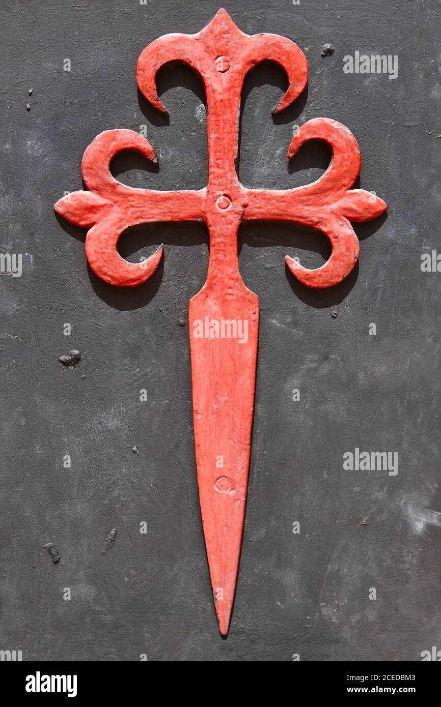 Simbolo della croce di Santiago con sfondo nero testurizzato. Percorso di  pellegrinaggio. Spagna Foto stock - Alamy