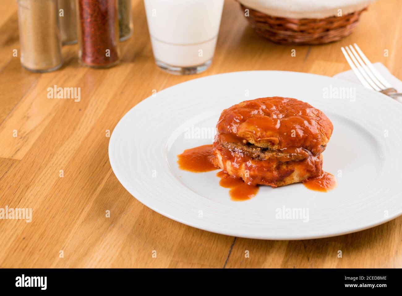 Delizioso hamburger di islak turco o hamburger umido su tavolo di legno. Foto Stock