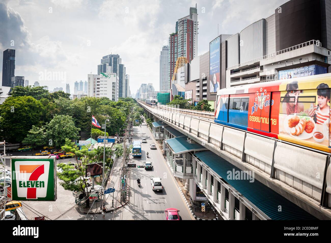 Il treno sopraelevato entra nella stazione BTS di Ekkamai, sopra Sukhumvit Rd. A Bangkok, Thailandia. Foto Stock