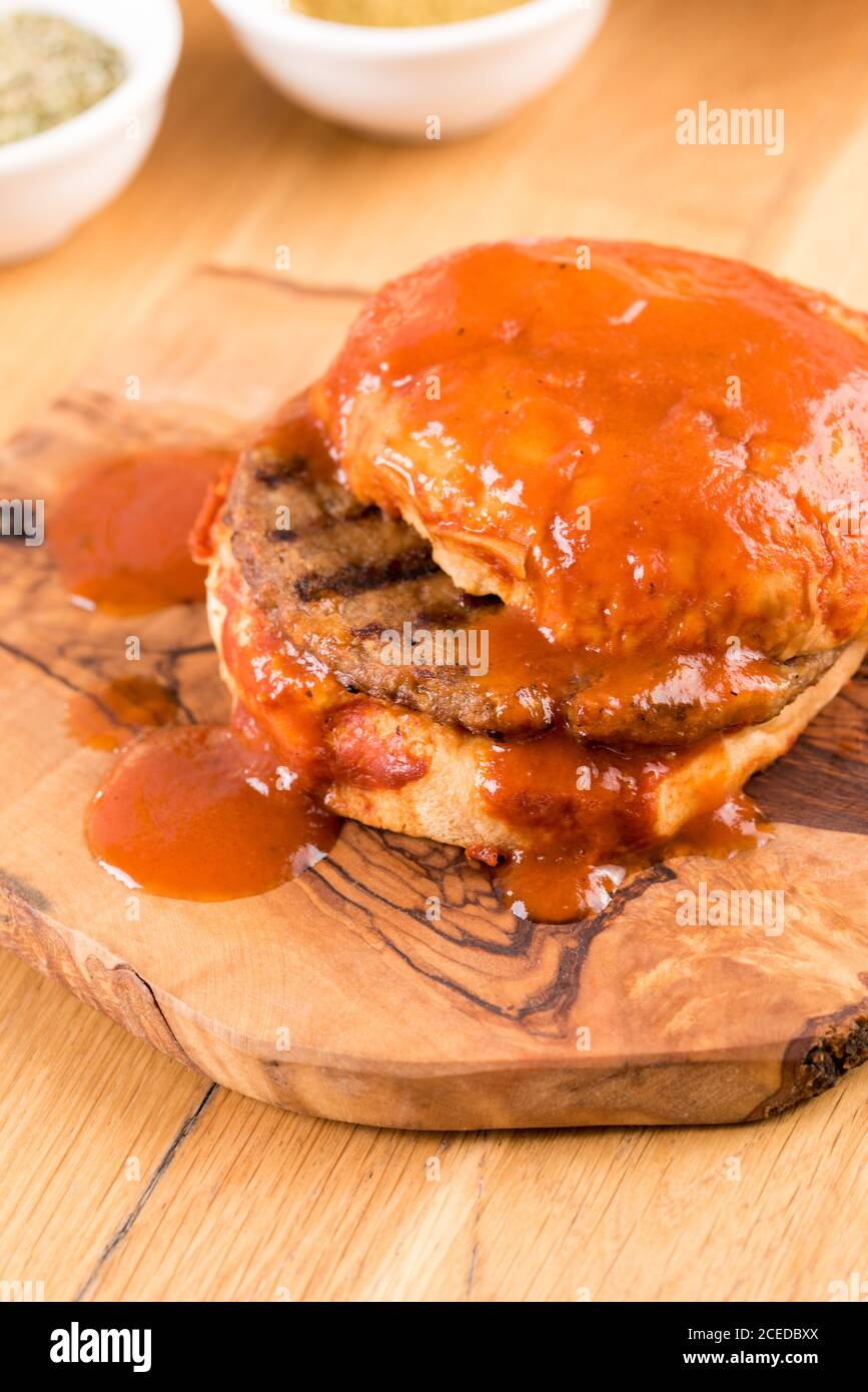 Delizioso hamburger di islak turco o hamburger umido su tavolo di legno. Foto Stock