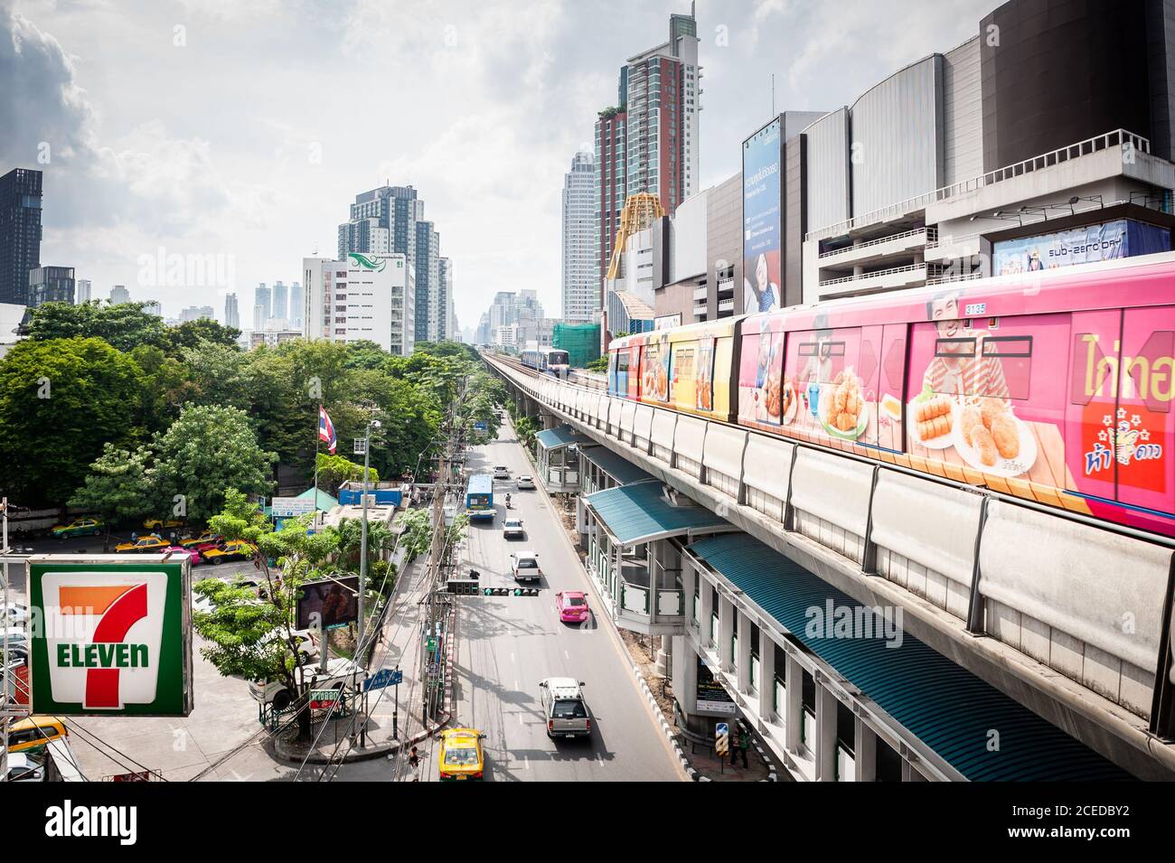 Il treno sopraelevato entra nella stazione BTS di Ekkamai, sopra Sukhumvit Rd. A Bangkok, Thailandia. Foto Stock