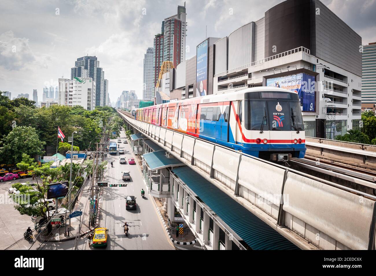 Il treno sopraelevato entra nella stazione BTS di Ekkamai, sopra Sukhumvit Rd. A Bangkok, Thailandia. Foto Stock