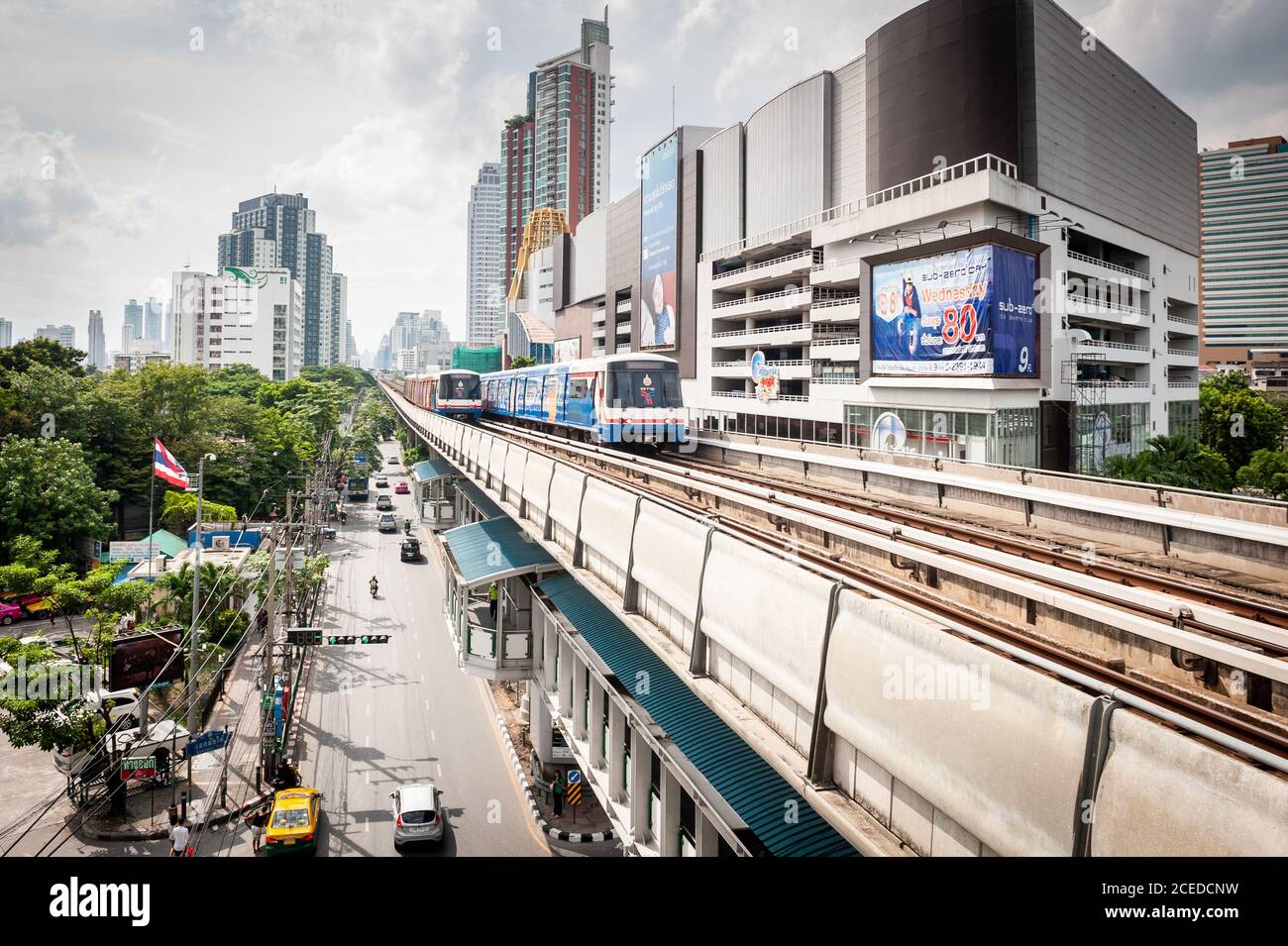 Il treno sopraelevato entra nella stazione BTS di Ekkamai, sopra Sukhumvit Rd. A Bangkok, Thailandia. Foto Stock