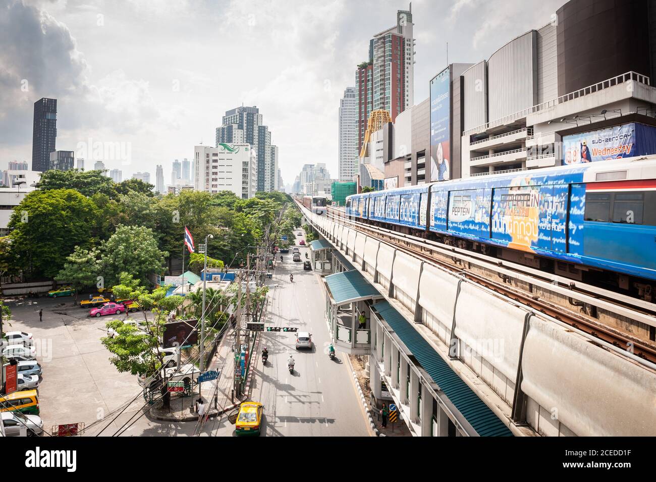 Il treno sopraelevato entra nella stazione BTS di Ekkamai, sopra Sukhumvit Rd. A Bangkok, Thailandia. Foto Stock