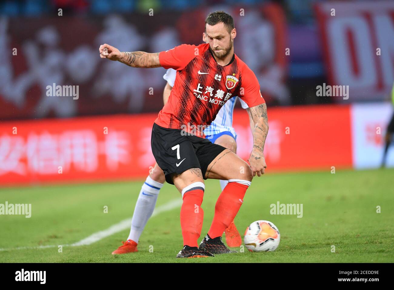 Il calciatore austriaco Marko Arnautovic di Shanghai SIGG F.C. protegge il pallone durante l'ottava partita della Super League cinese 2020 (CSL) contro Tianjin TEDA F.C., città di Suzhou, provincia di Jiangsu, nella Cina orientale, il 31 agosto 2020. Shanghai SIGG F.C. sconfisse Tianjin TEDA F.C. con 4-1. Foto Stock