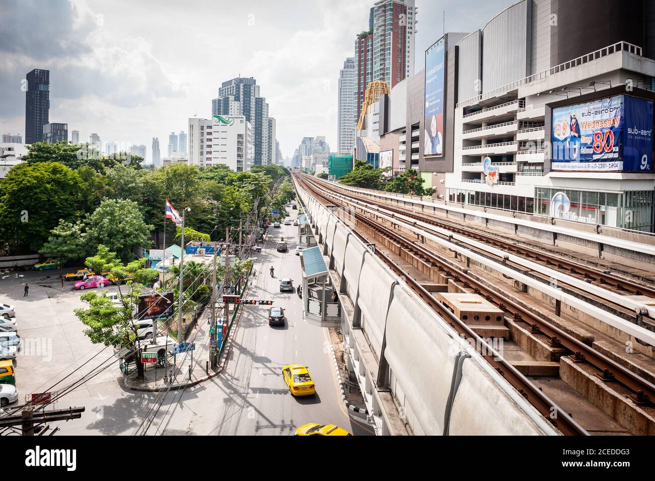 Il treno sopraelevato alla stazione BTS di Ekkamai sopra Sukhumvit Rd. A Bangkok Thailandia. Foto Stock