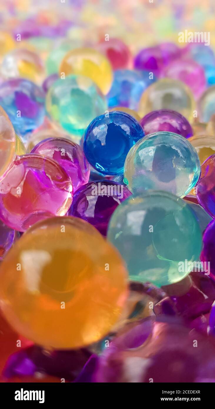 Un sacco di palline idrogel colorate diverse. Set di orbis multicolore.  Perle d'acqua di cristallo per i giochi. Palloncini di elio. Può essere  utilizzato come sfondo. Poly Foto stock - Alamy