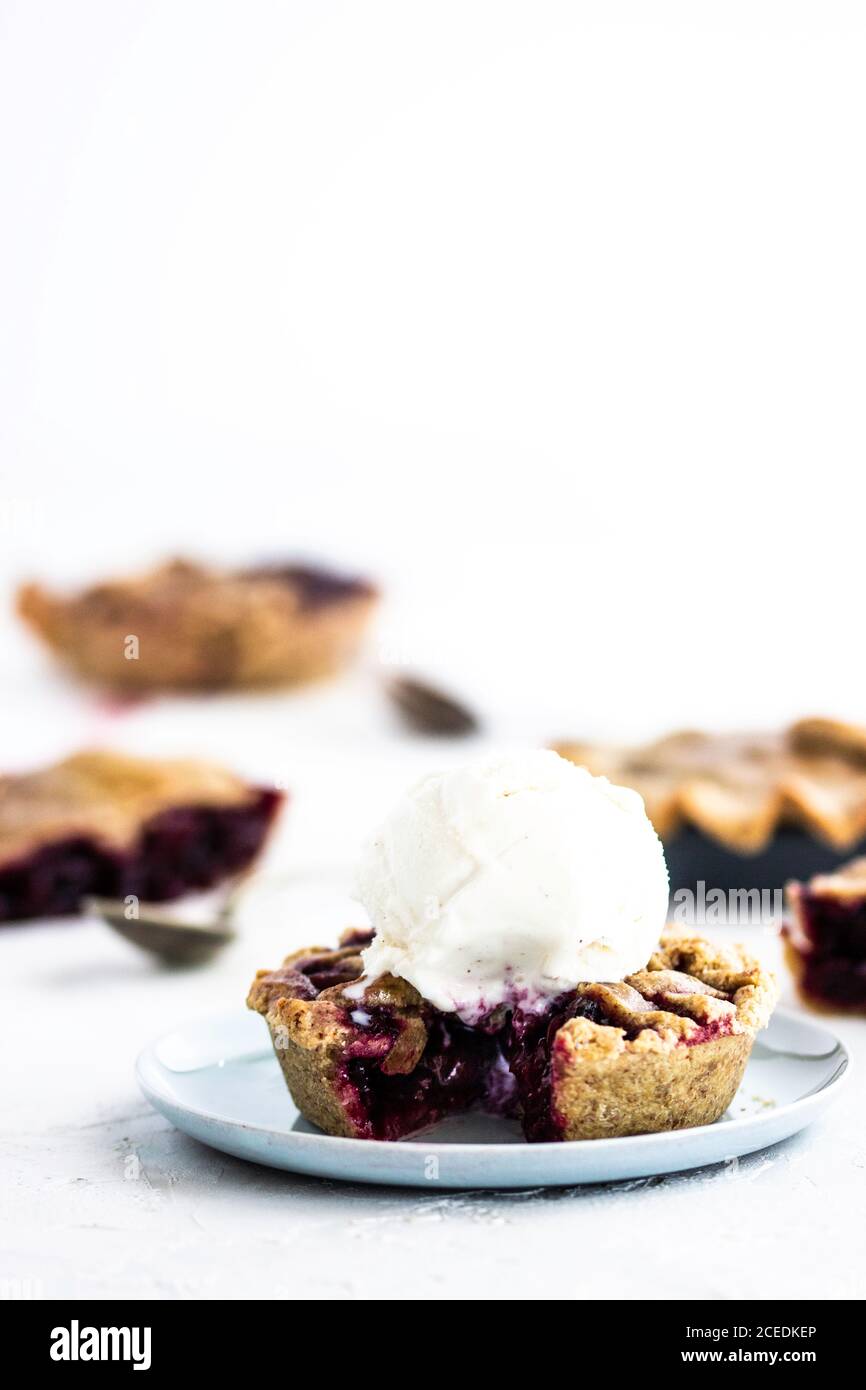 Tartlet con frutti di bosco e gelato Foto Stock