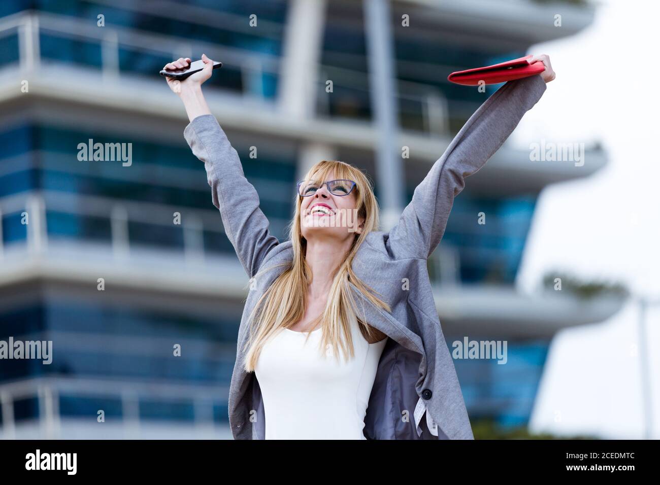 Giovane Signora in stile business saltando fuori Foto Stock