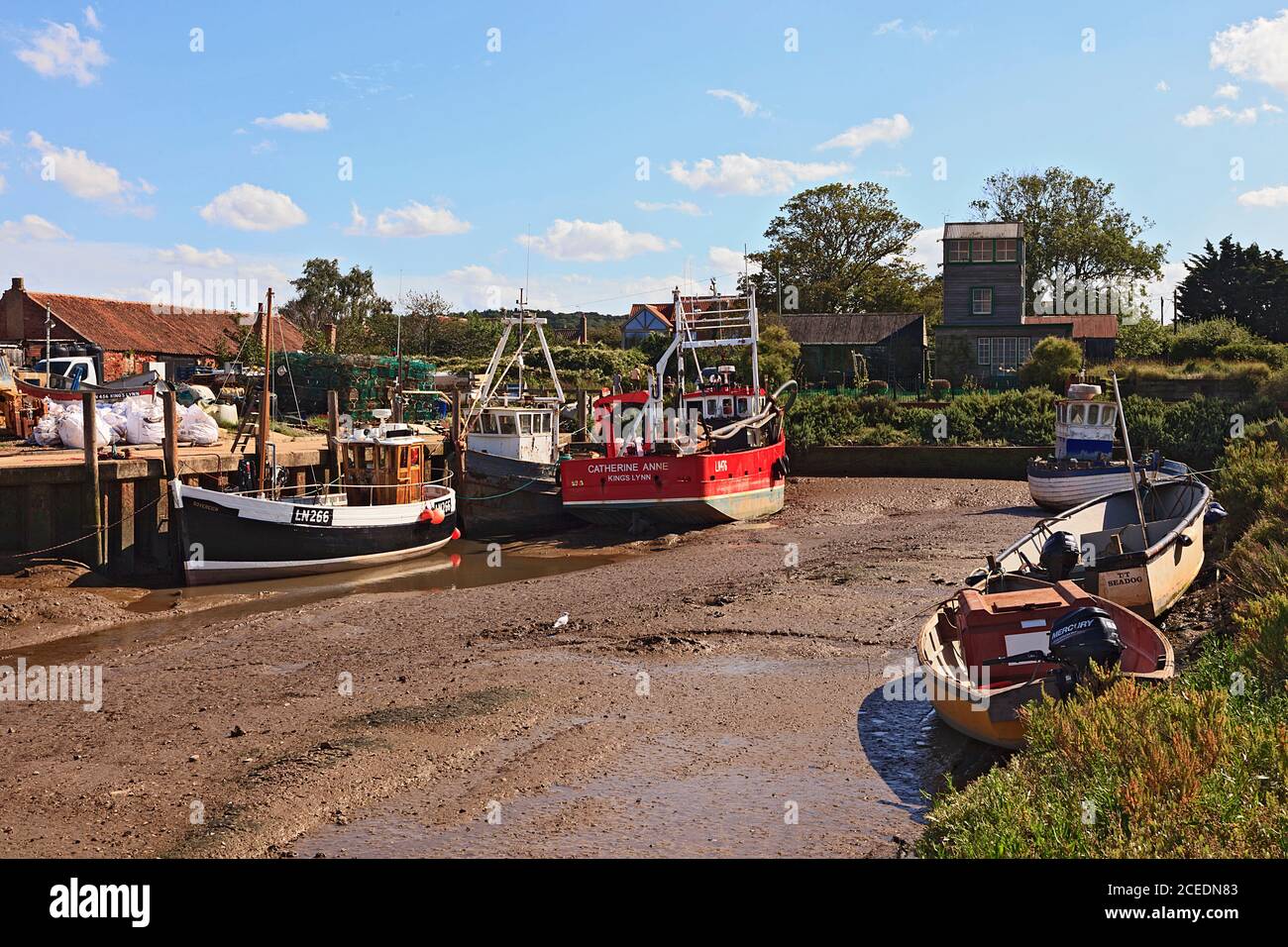 Bassa marea nel porto di Brancaster Staithe, Norfolk, Regno Unito Foto Stock