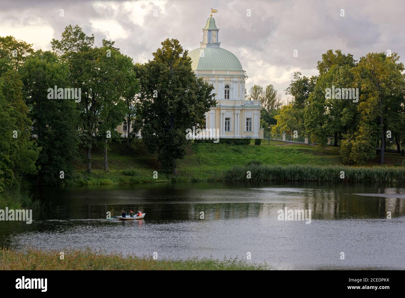 La gente che si trova in barca contro il padiglione giapponese del Grand Menshikov Palace, il palazzo e il parco Oranienbaum, Lomonosov, San Pietroburgo, Russia Foto Stock