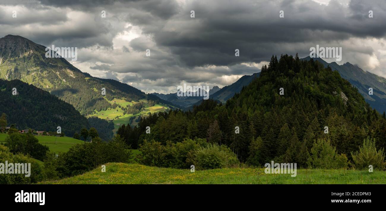 Vista sulle montagne del Gruyere da Leysin, Svizzera Foto Stock