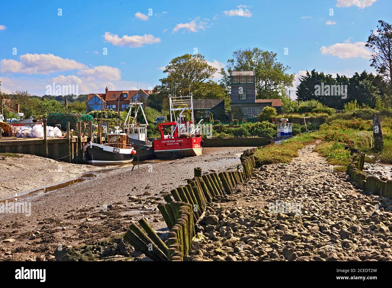 Bassa marea nel porto di Brancaster Staithe, Norfolk, Regno Unito Foto Stock