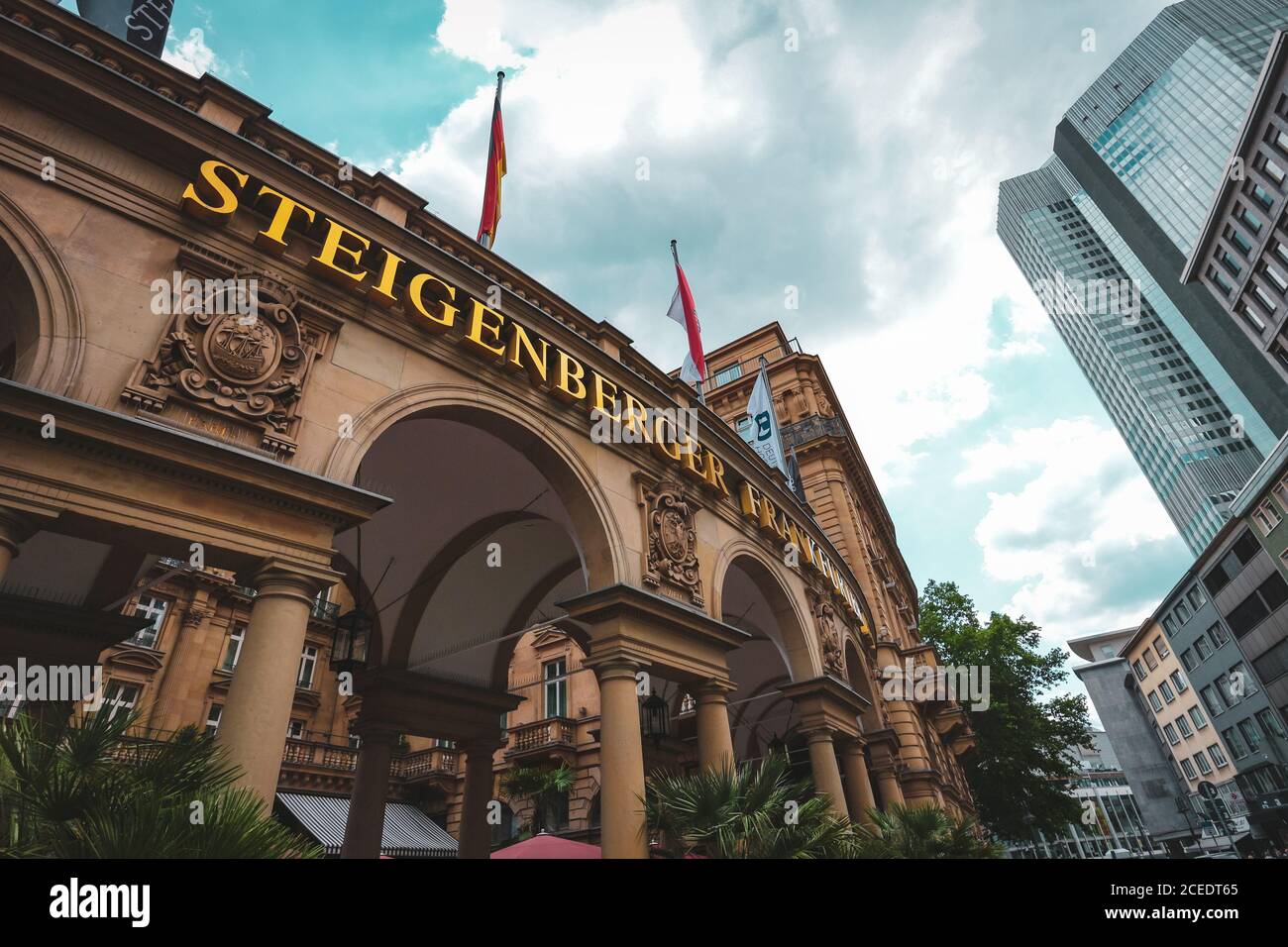Il tradizionale Grand hotel 'Steigenberger Frankfurter Hof' si trova nel centro di Francoforte, in piazza Kaiserplatz, con il grattacielo Eurotower sullo sfondo. Foto Stock