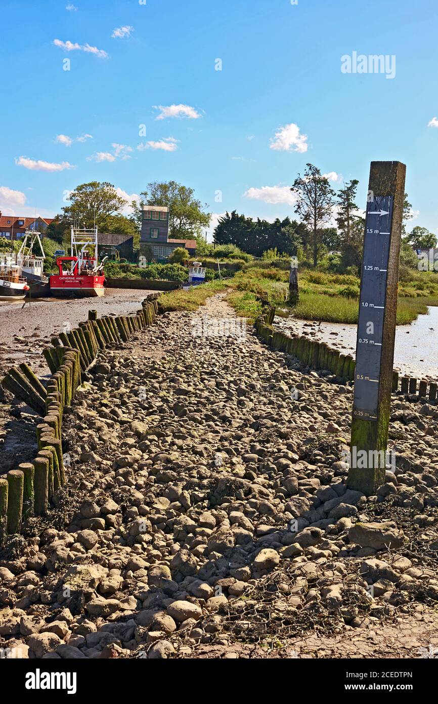 Paletto per marcatura ad alta marea presso Brancaster Staithe, Norfolk, Regno Unito Foto Stock