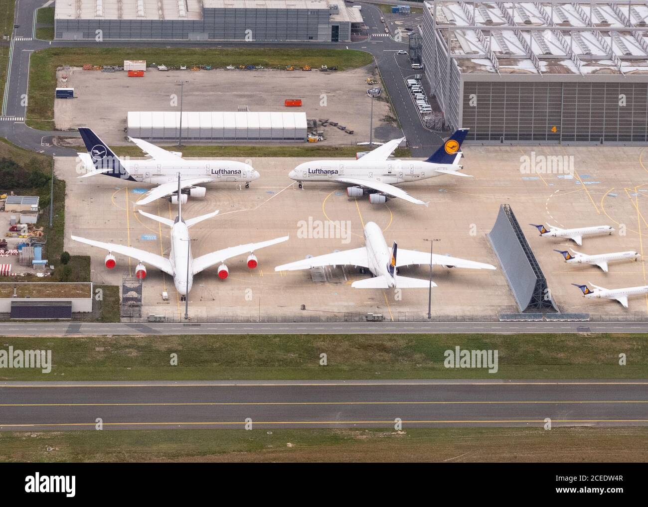 Lufthansa airbus A380 aerei a terra e parcheggiati con finestre sigillate fuori Lufthansa Technik durante la pandemia di coronavirus 2020, Francoforte, Germania Foto Stock