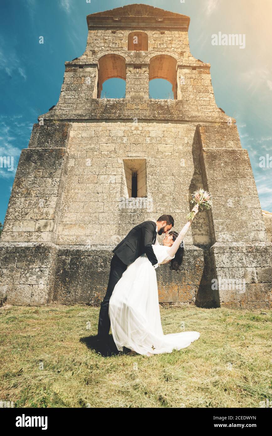 Giovane sposa e sposo in piedi insieme Foto Stock