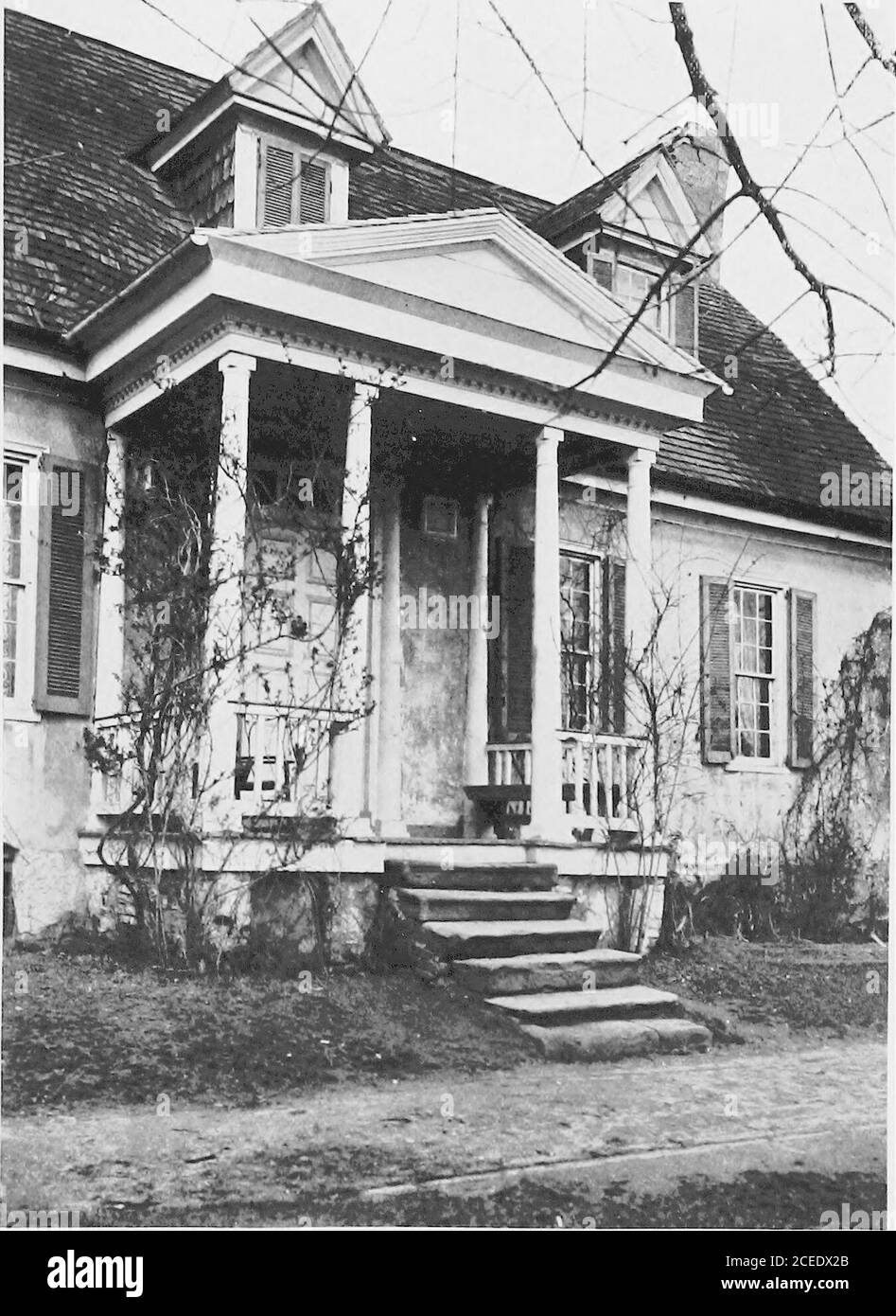 . Residenze coloniali del Maryland e del Delaware. An, secondo le cronache del giorno. Si recò a St. Marys, la sede del governo del Maryland, per sfamare le sue fortune con la sua spada, andwas una figura cospicua in quei tempi difficili. Hisfiglia Barbara sposò Thomas Hatton, Gentleman, nipote di Sir Christopher Hatton, di HattonHall, Inghilterra, Lord Alto Cancelliere d'Inghilterra e famoso cortigiano del circolo della Regina Elisabetta. Guglielmo, il terzo figlio, accompagnò Randolph Tost. Marys, ma tornò a Kent Island, dove diedin 1684, lasciando solo la sua amorevole moglie Alice. Colone Foto Stock