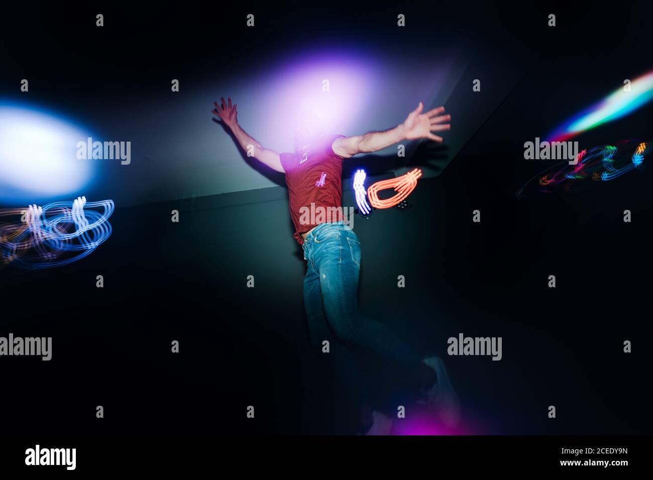 uomo che esegue la danza in faretti Foto Stock