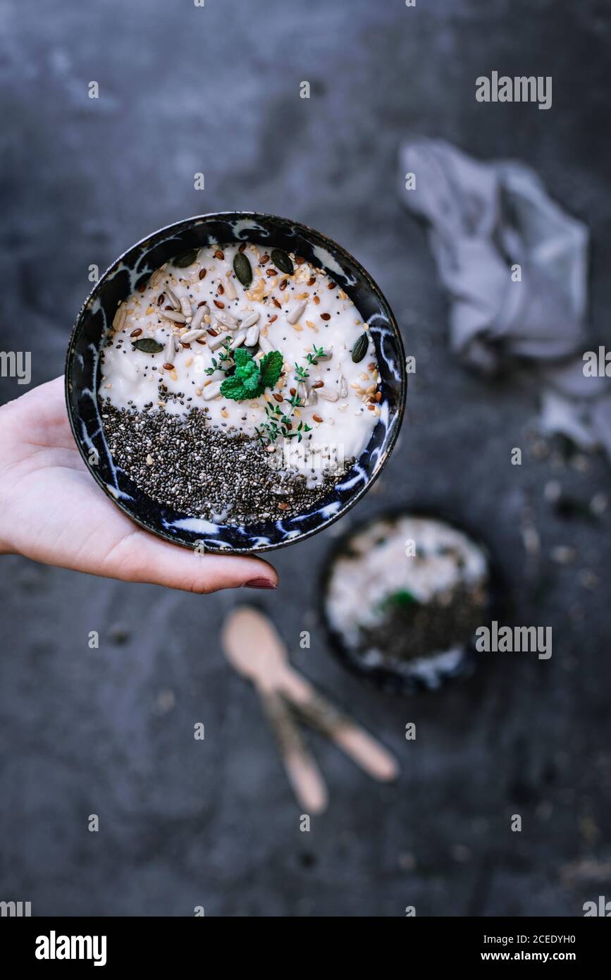 Ciotola con semi sani e yogurt per la colazione Foto Stock
