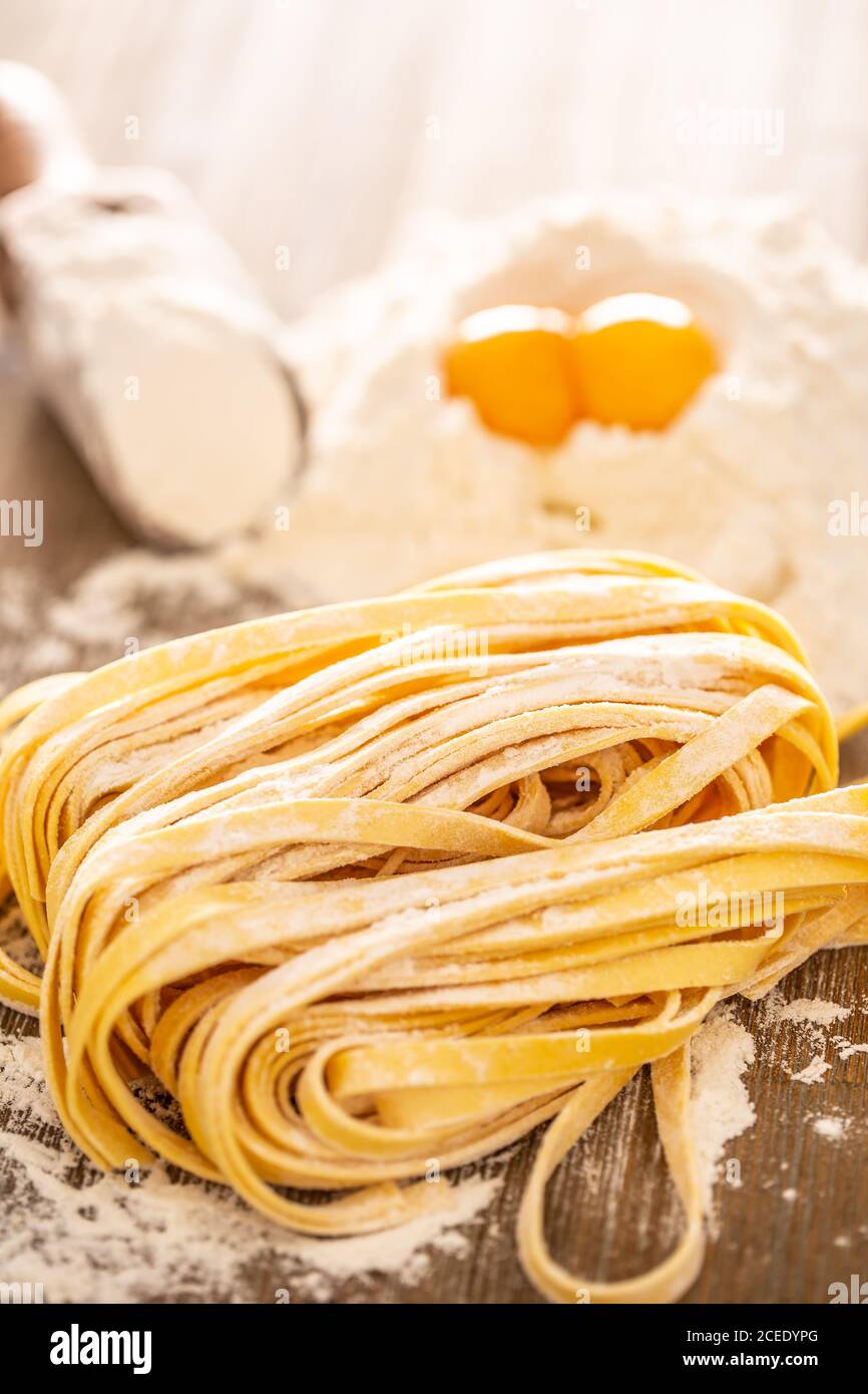 Preparazione pasta Tagliatele da farina e uova - primo piano Foto Stock