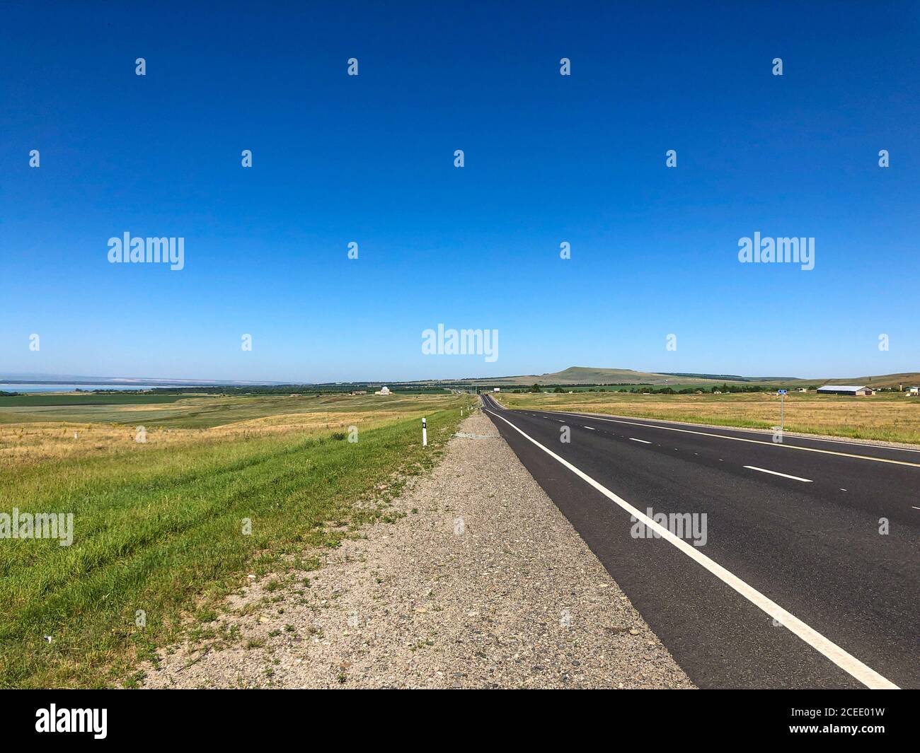 Prendi l'autostrada per una giornata estiva soleggiato con un cielo blu. Foto Stock