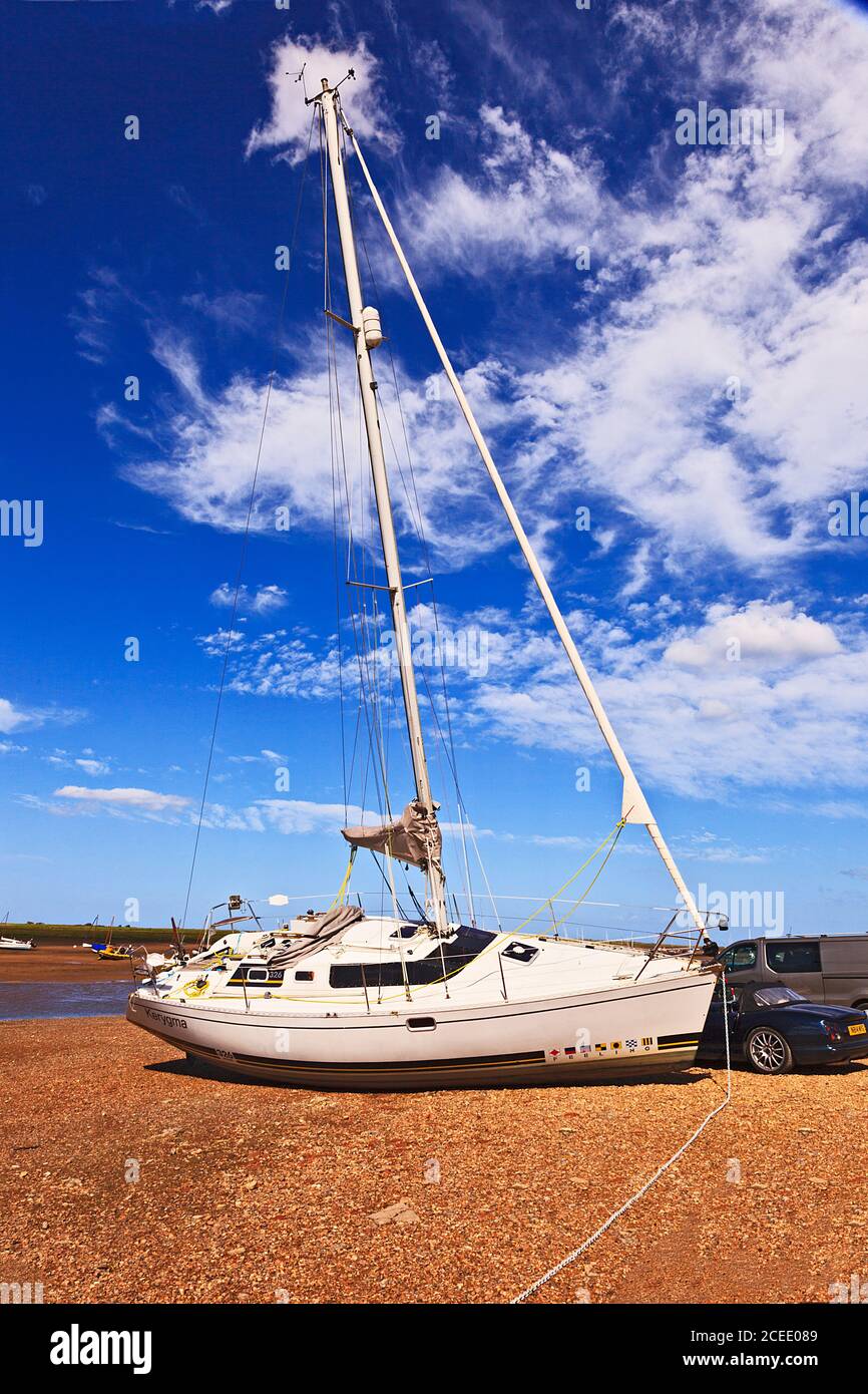 Yacht in barca a bassa marea a Brancaster Staith, Norfolk, Regno Unito Foto Stock