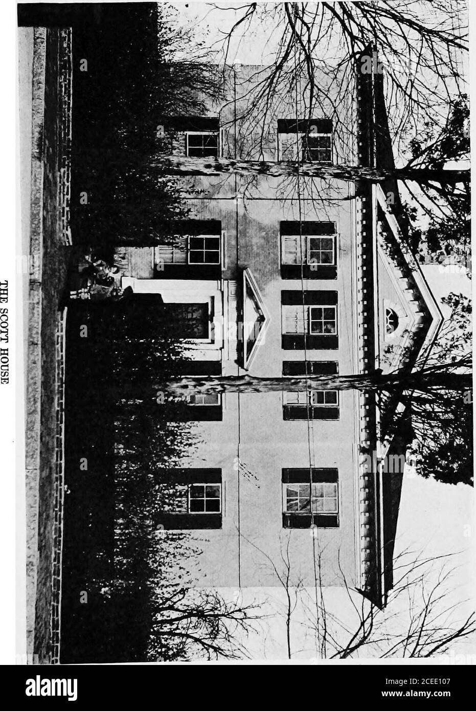. Residenze coloniali del Maryland e del Delaware. Ial-sions ad Annapolis, nel Maryland, si trova nella Casa Scott, in Shipwright Street, ora sede delle Suore di NotreDame. Si tratta di un corridoio quadrato di circa 30 piedi per via, con scale sulla destra che scendono dalla porta. Immediatamente di fronte allaingresso si trova un arco sotto il quale una piccola sala conduce alla porta posteriore. Fiancheggiando la porta anteriore su ciascun lato, sono presenti finestre soleggiate. Tutti i lavori in legno della scala di halland è meravigliosamente scolpito in un disegno whosegrade, precisione, e fascino sono stati commentati uponand ammirato da molti artisti. Foto Stock . Residenze coloniali del Maryland e del Delaware. Ial-sions ad Annapolis, nel Maryland, si trova nella Casa Scott, in Shipwright Street, ora sede delle Suore di NotreDame. Si tratta di un corridoio quadrato di circa 30 piedi per via, con scale sulla destra che scendono dalla porta. Immediatamente di fronte allaingresso si trova un arco sotto il quale una piccola sala conduce alla porta posteriore. Fiancheggiando la porta anteriore su ciascun lato, sono presenti finestre soleggiate. Tutti i lavori in legno della scala di halland è meravigliosamente scolpito in un disegno whosegrade, precisione, e fascino sono stati commentati uponand ammirato da molti artisti. Foto Stock