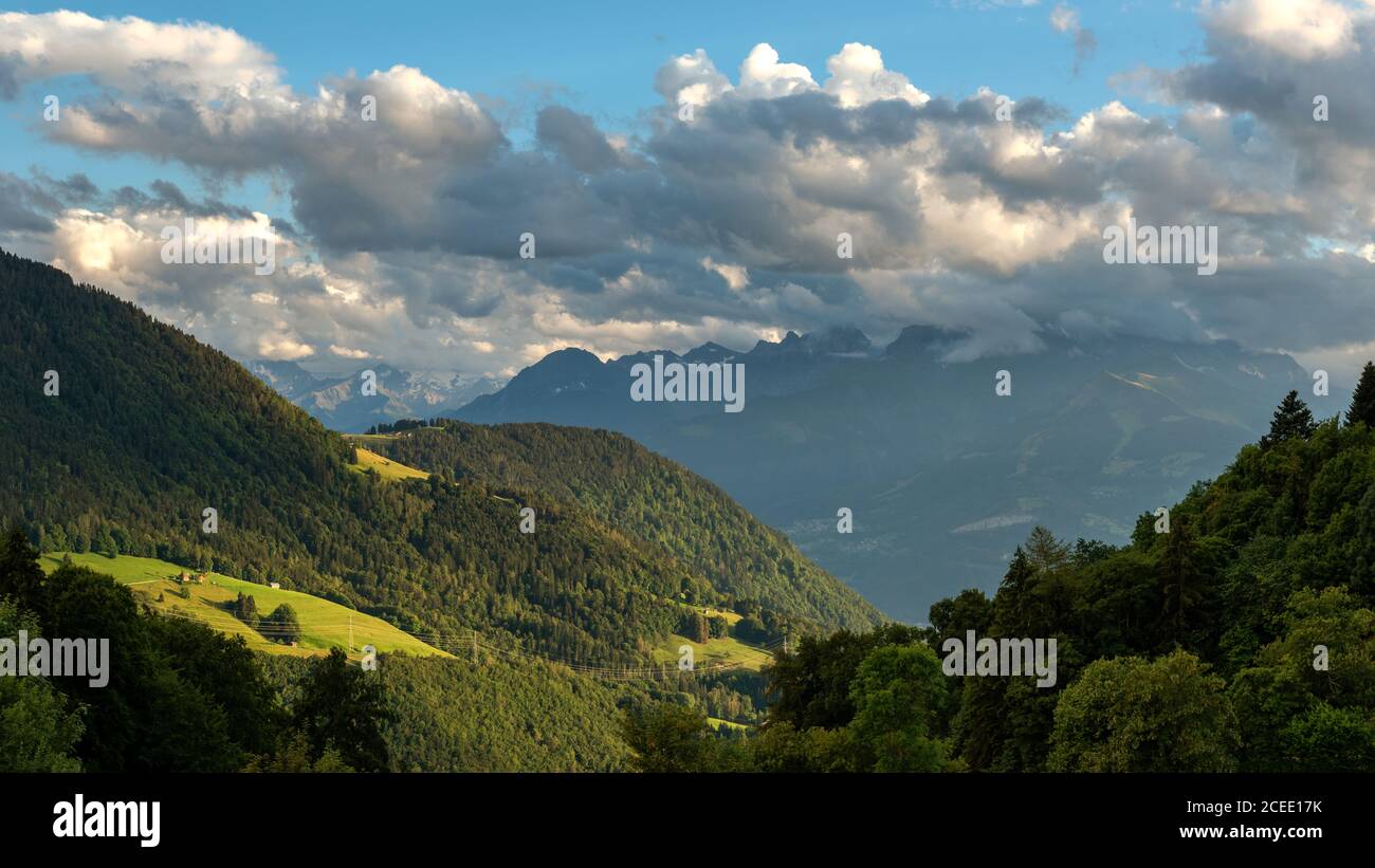 Vista sulle Alpi svizzere da Leysin. Un paesaggio della Svizzera Foto Stock