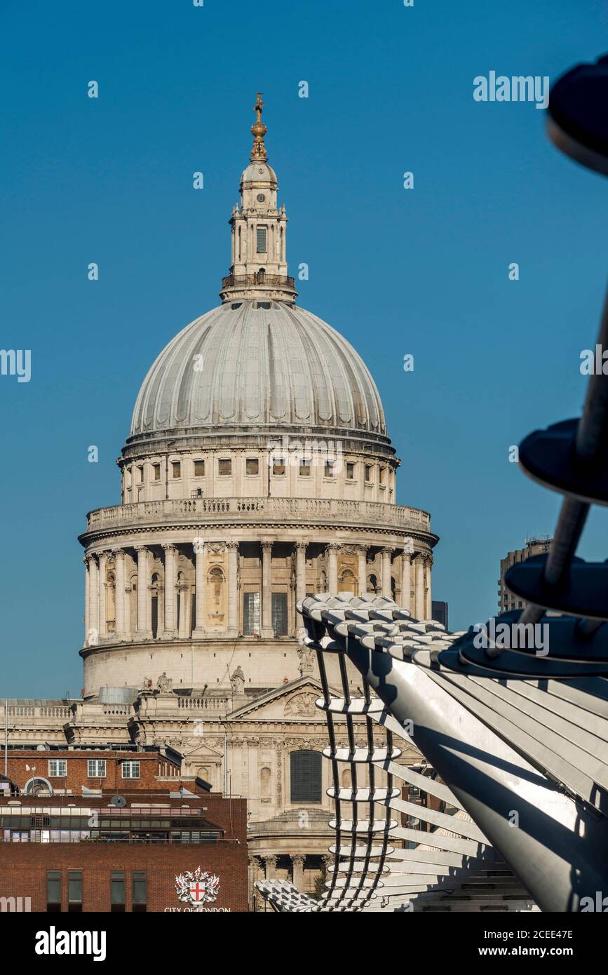 Vista dal lato bankside della cupola e del tamburo a sud elevazione. I cavi del Millennium Bridge incorniciano il lato destro dell'immagine. Cattedrale di San Paolo Foto Stock