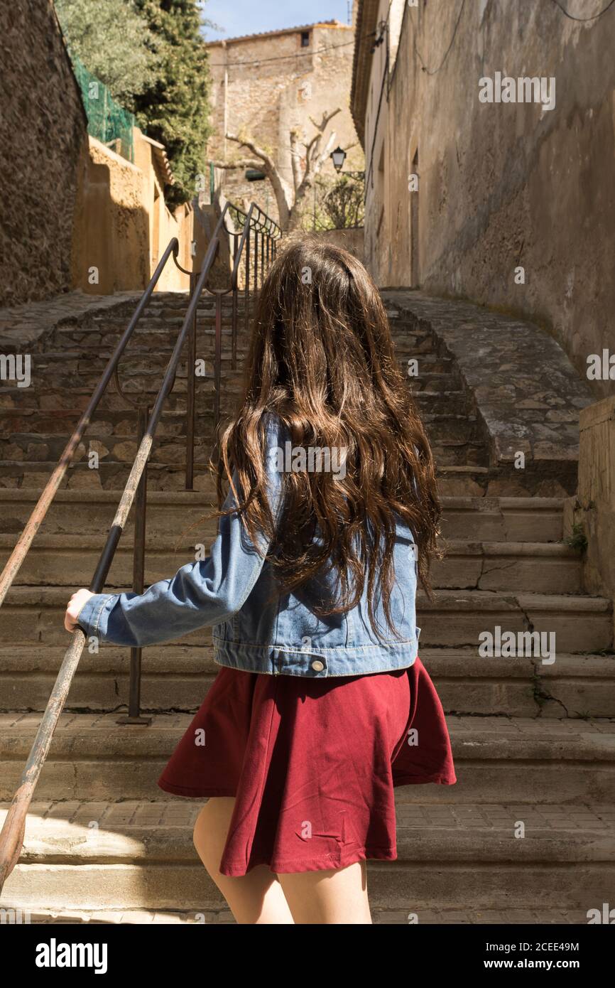 Donna che cammina sulle scale Foto Stock