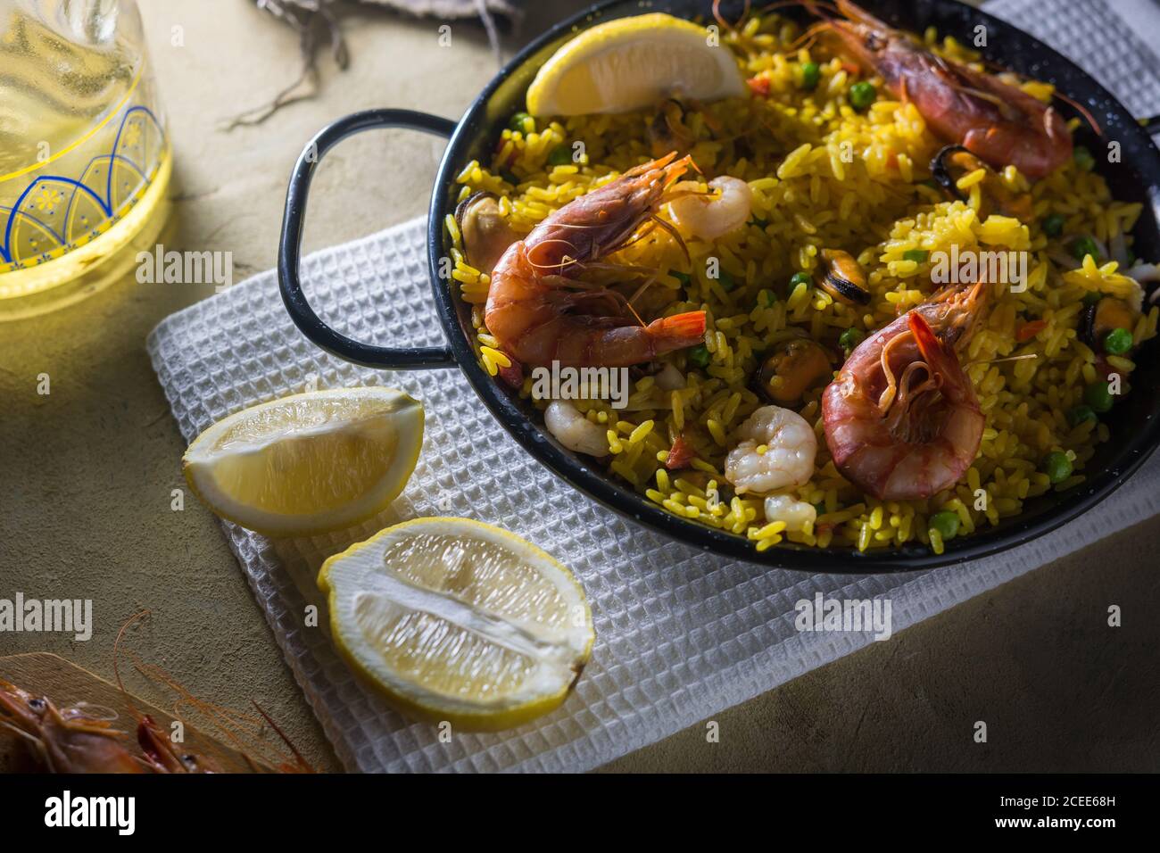 Paella marinera, piatto tipico della cucina spagnola, composto da riso, gamberi, calamari e cozze Foto Stock