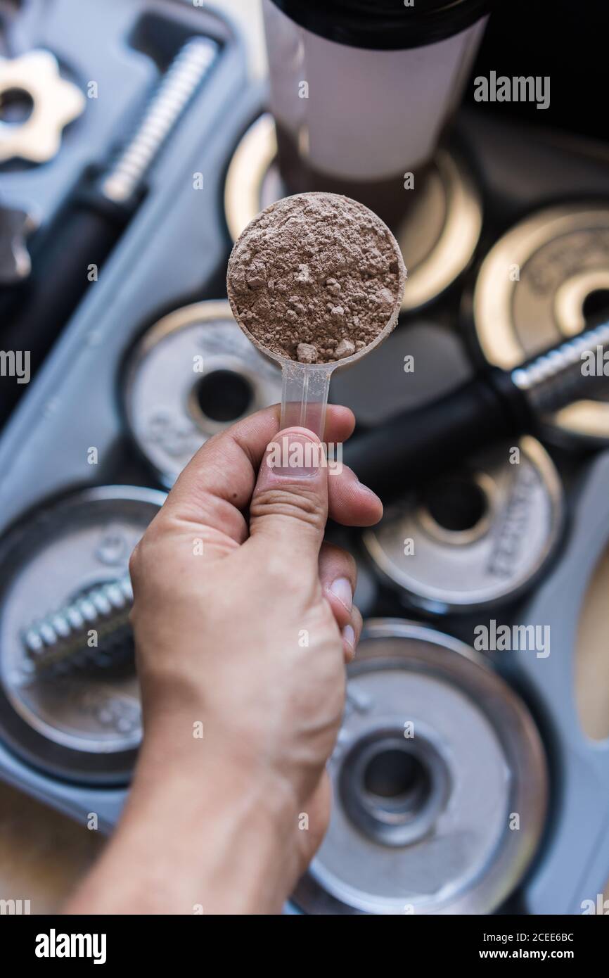 Frullato proteico di siero con sapore di cioccolato. Cibo di base per gli atleti di fitness Foto Stock