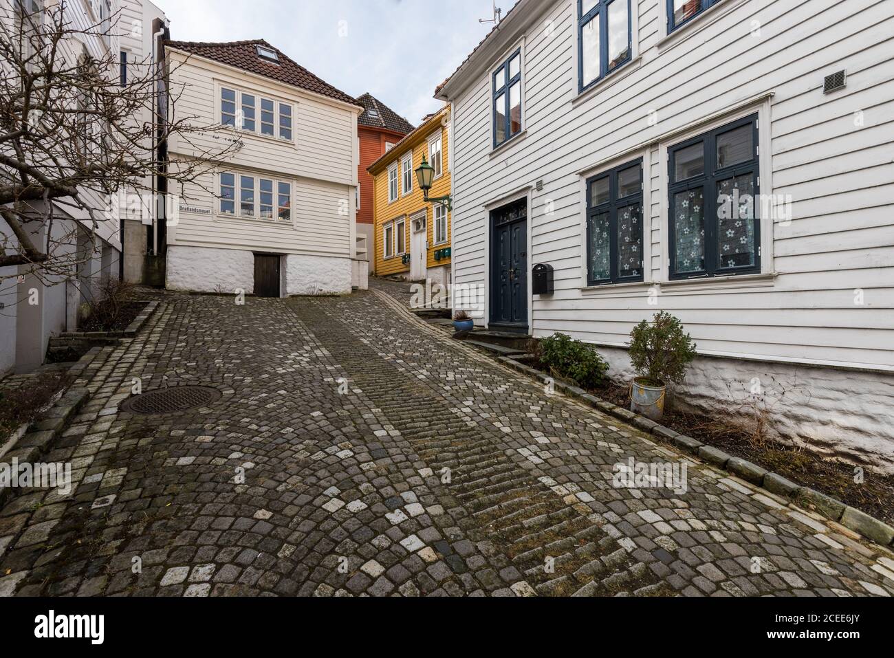 Vecchie case in legno nel quartiere tradizionale di Sydnes nella città di Bergen nella contea di Vestland, Norvegia Foto Stock