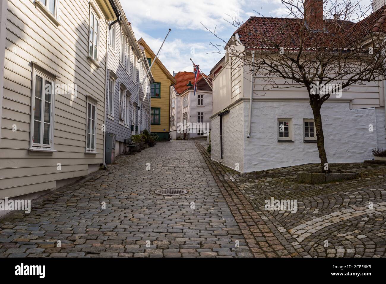 Vecchie case in legno nel quartiere tradizionale di Sydnes nella città di Bergen nella contea di Vestland, Norvegia Foto Stock