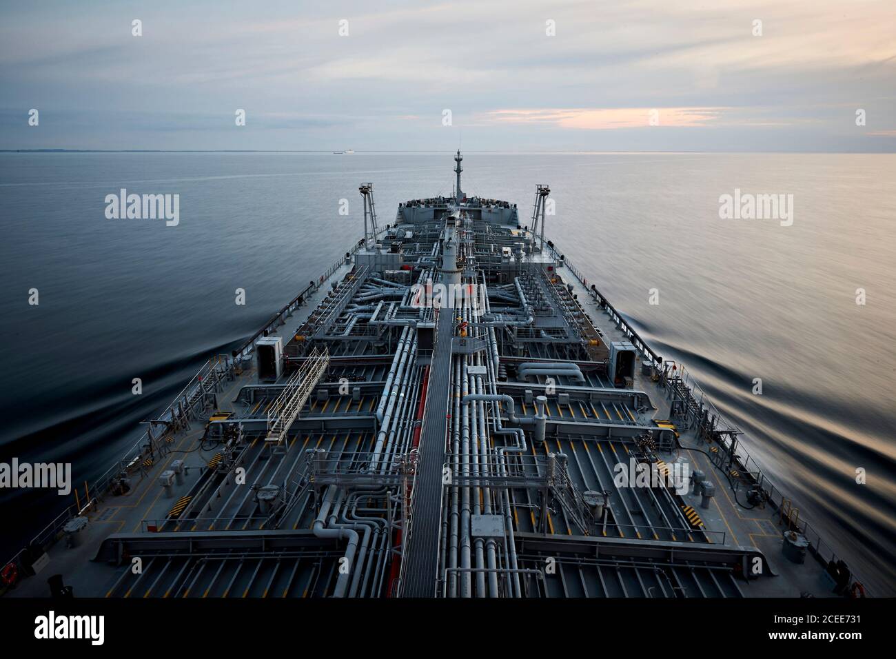 Grande petroliera in mare. Tempo calmo e cielo nuvoloso Foto Stock