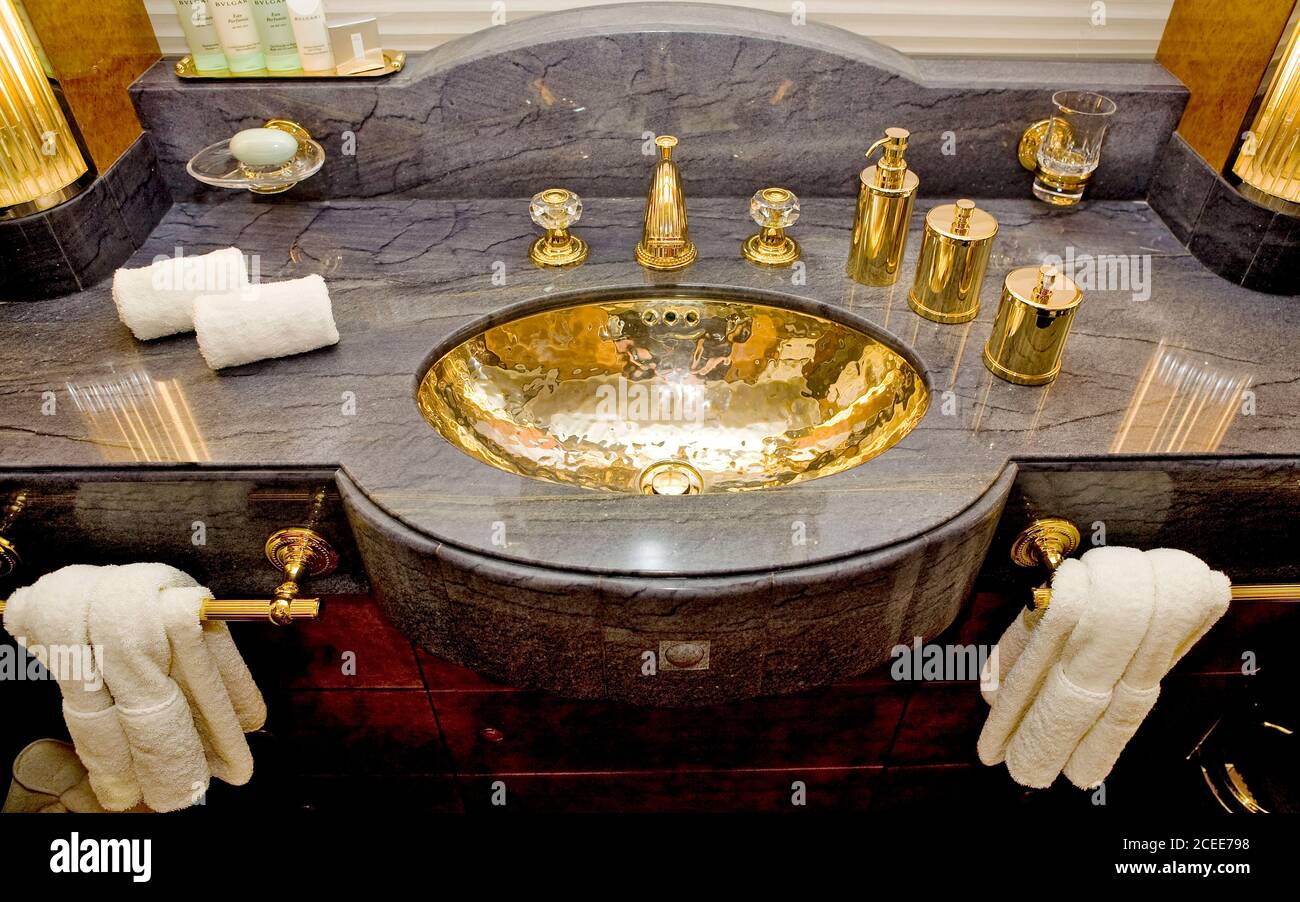 Un lussuoso bagno i Mallorca con inchiostro dorato, asciugamani bianchi e marmo. Foto Stock