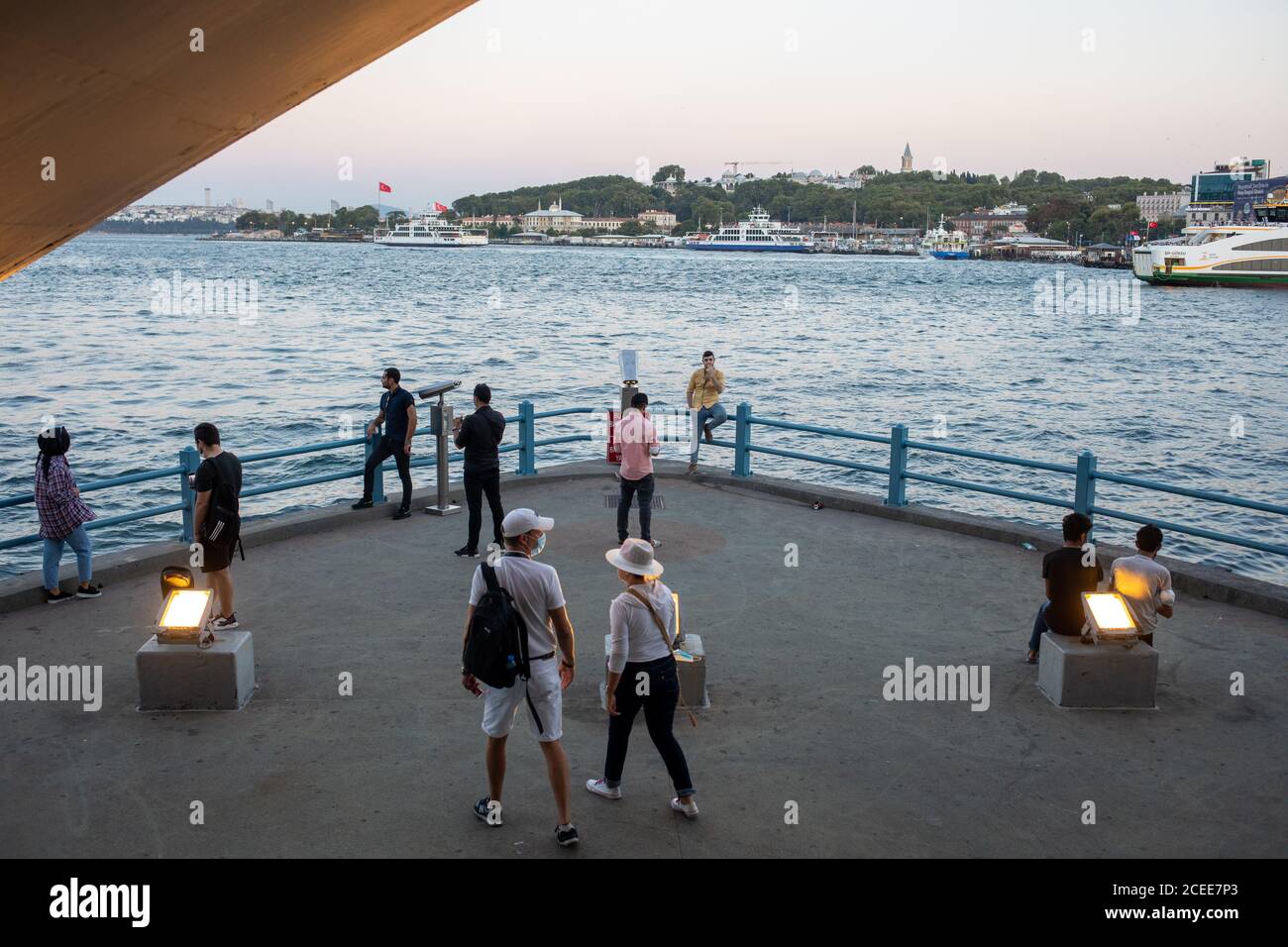 La gente vede dalla costa di Eminonu durante i giorni di pandemia di coronavirus vicino al Corno d'Oro. Eminonu è un ex distretto di Istanbul in Turchia. Foto Stock