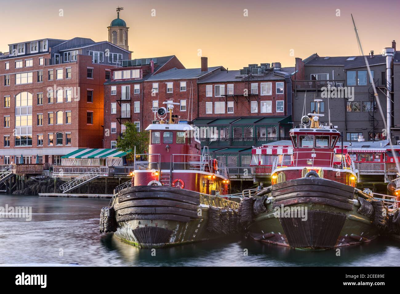 Portsmouth, New Hampshire, città degli Stati Uniti d'America con rimorchiatore al mattino. Foto Stock