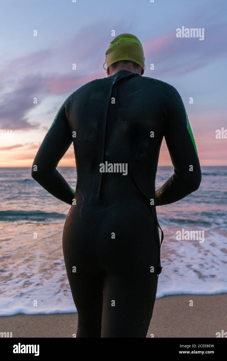 Allenamento triatleta per l'ironista in mare con il suo neoprene in un'alba di primavera Foto Stock