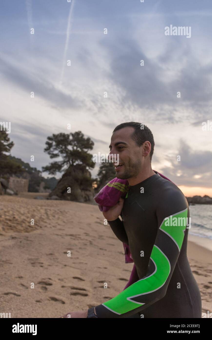 Allenamento triatleta per l'ironista in mare con il suo neoprene in un'alba di primavera Foto Stock