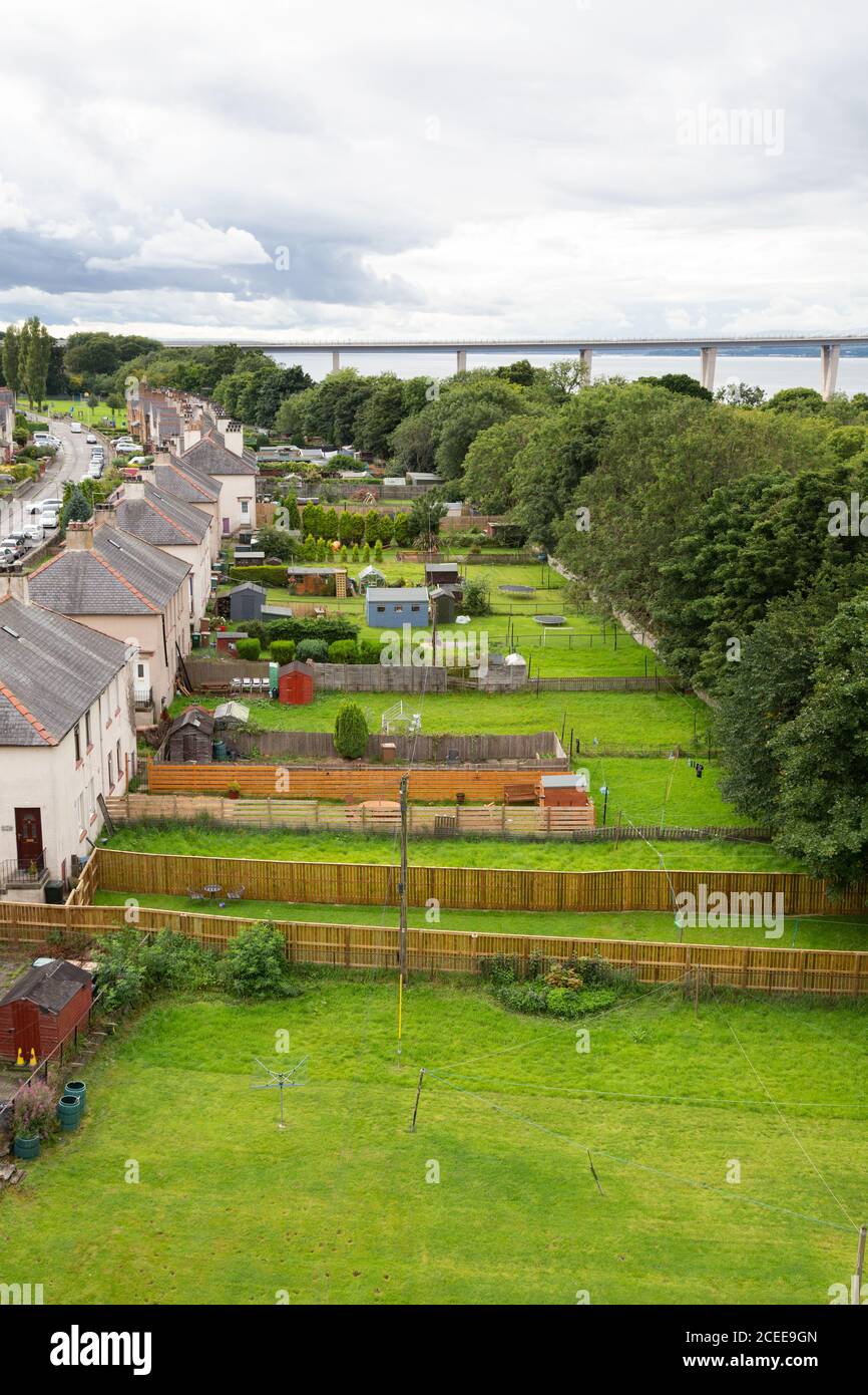 Case semi-indipendenti e giardini di Edimburgo vicino al Firth of Forth, Edimburgo Scozia Regno Unito Foto Stock