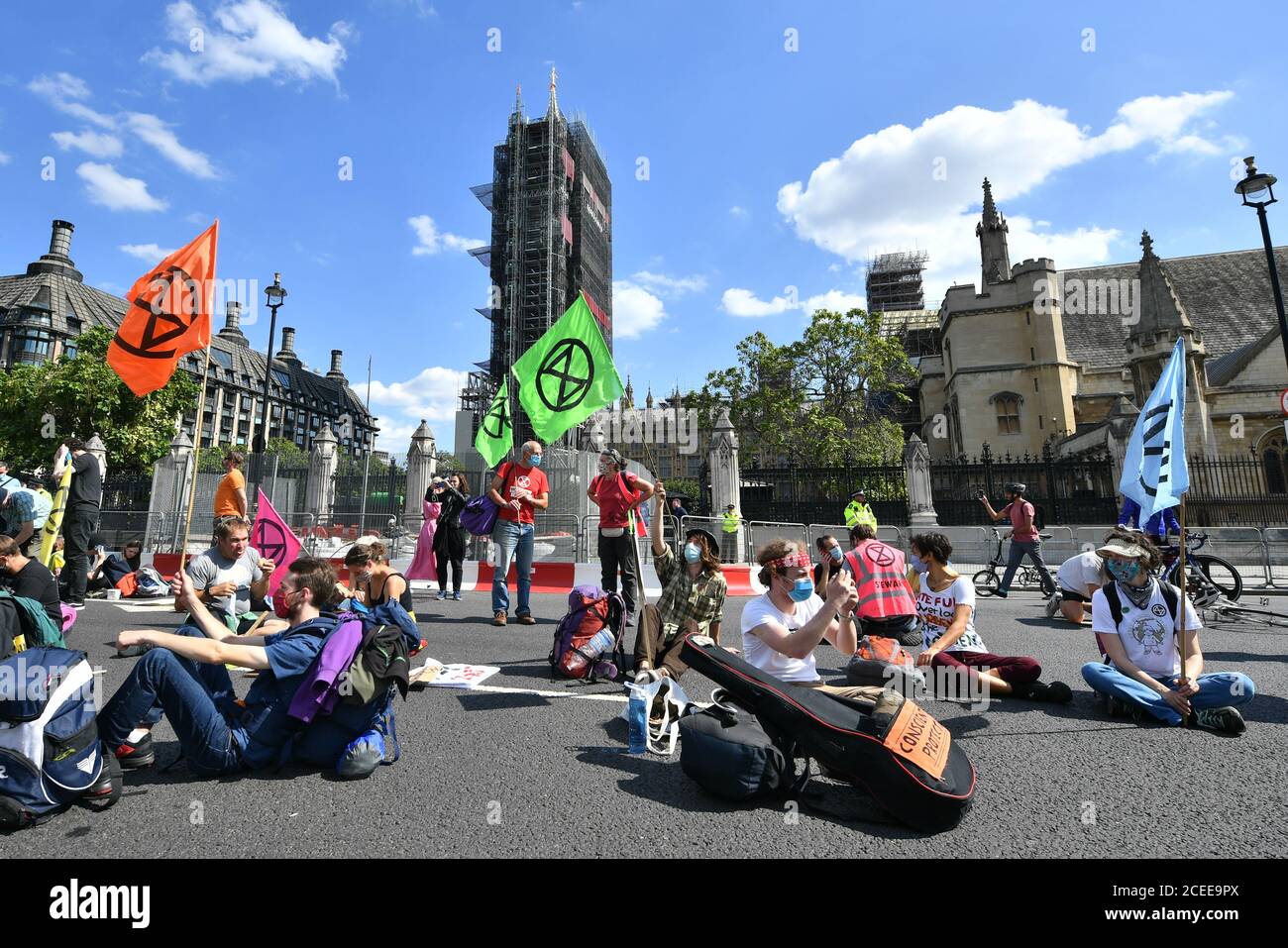 Estinzione i manifestanti della ribellione siedono sulla strada fuori dalla sede del Parlamento in Parliament Square, Westminster, Londra. Foto Stock