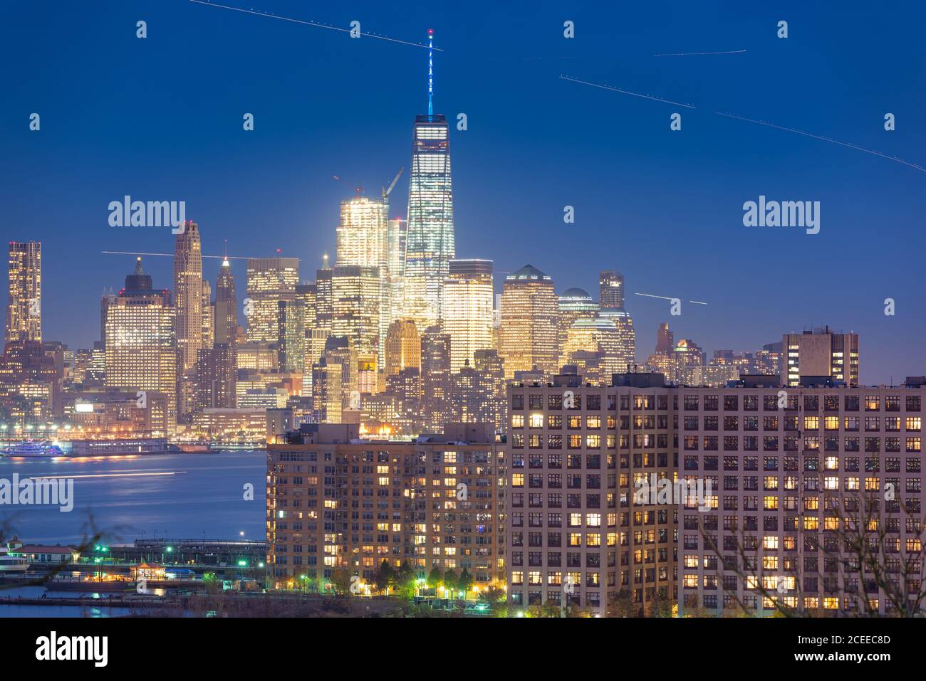 New York, New York, Stati Uniti, nello skyline di Lower Manhattan di notte dal New Jersey. Foto Stock