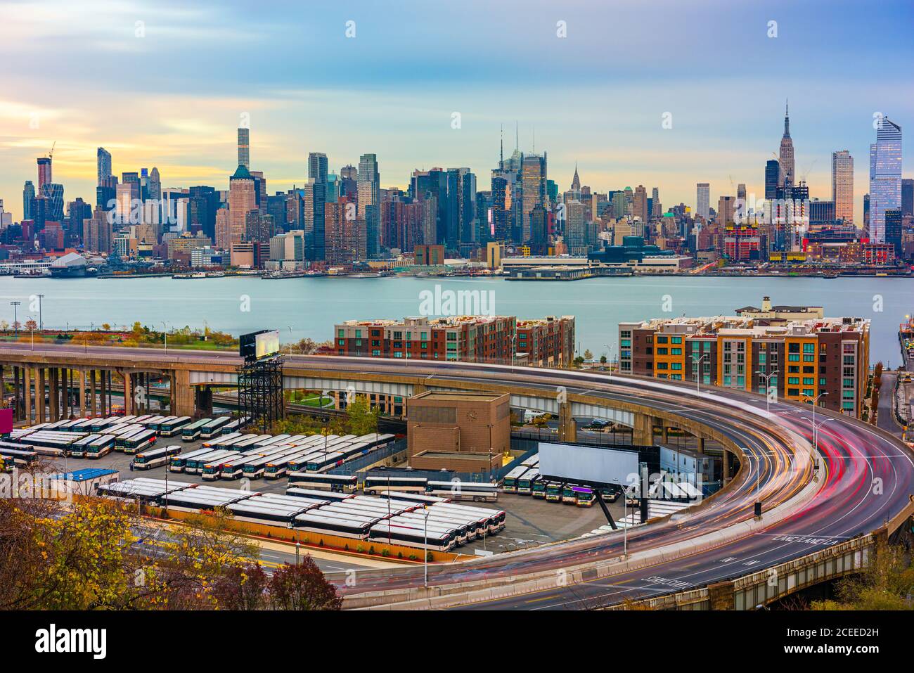 New York, New York, USA, città e autostrade dall'altra parte del fiume Hudson al crepuscolo. Foto Stock