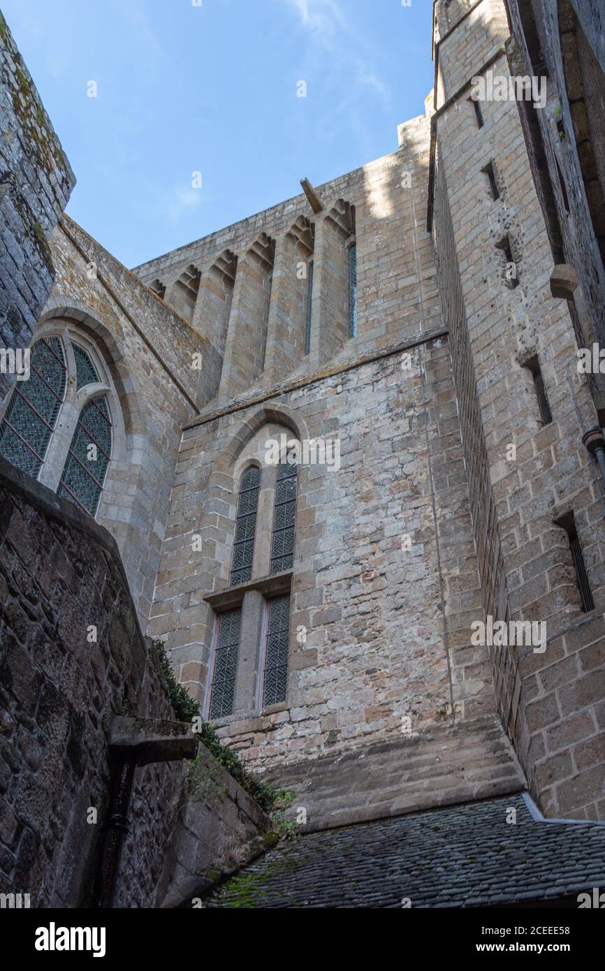 Pareti esterne dell'Abbazia di Mont Saint-Michel con vetrate Foto Stock