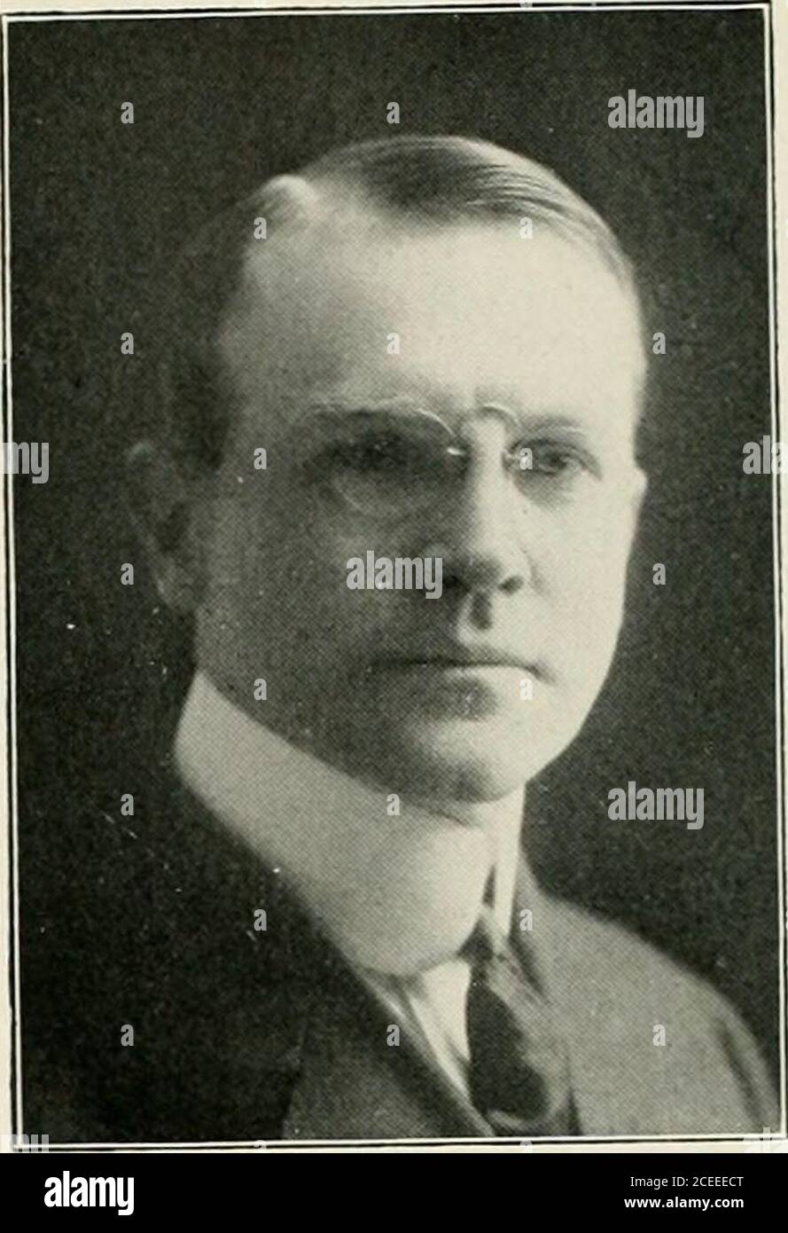 . Uomini che hanno fatto San Francisco. F. W. McNear IL nome di McNear è ampiamente conosciuto in California. Fred William McNear, figlio di George W. McNear e A. M.Church McNear, è nato a San Francisco nel 1870. I suoi genitori erano entrambi nativi del Maine, e la famiglia è stata conosciuta a New Englandper più di due secoli. Il Sig. McNearsi è laureato alla University of California m1889 come Bachelor of Letters. Si è laureato ad Harvard nel 1891 e ha conseguito una laurea in legge nella stessa uni-versity nel 1894. Da allora è stato un avvocato di practic-ing a San Francisco ed ora è prom-inent nel petrolio Foto Stock